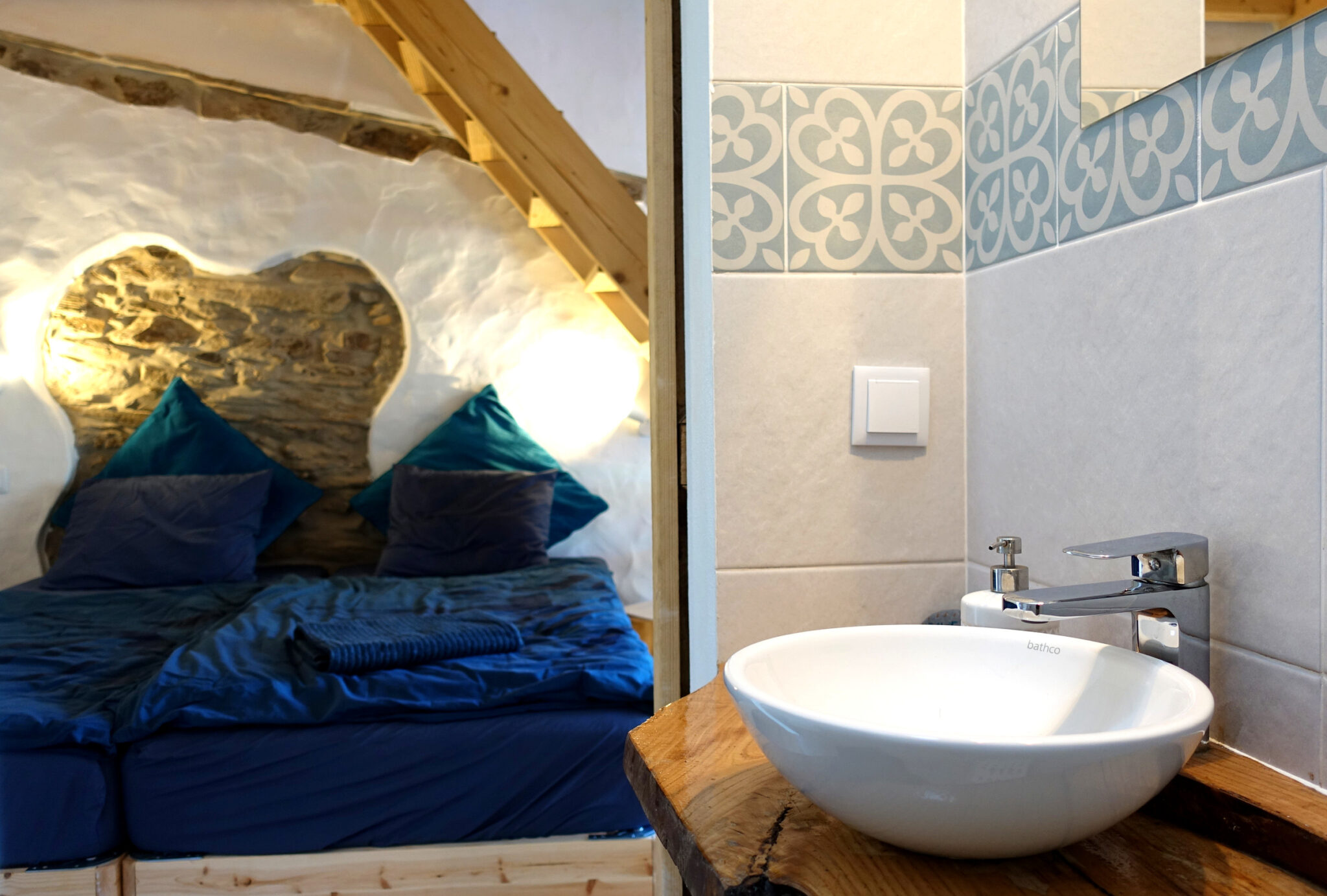 The Shanti apartment double bed at Pachawa